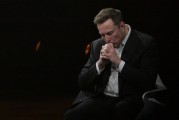 事业顺利特斯拉股价收涨超3%：特朗普无意沟通，马斯克父亲劝儿子低头