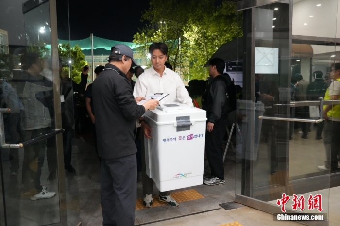 当地时间6月3日，工作(🍼)人员将票箱送入(🥄)韩国首(🚠)尔一处计票站内。韩(😥)国第21届总统选举投票于(🧒)当天20时结束，计票工作(🏠)随即(🐏)陆续启动。中新社记者(🚢) 刘旭 摄