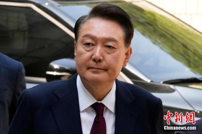 当地时间2025年5月12日，韩国首尔，因被控策划叛(😧)乱而受到审判的前总统(🚨)尹锡悦抵达首尔中央地方法院。图/视觉(🌙)中国