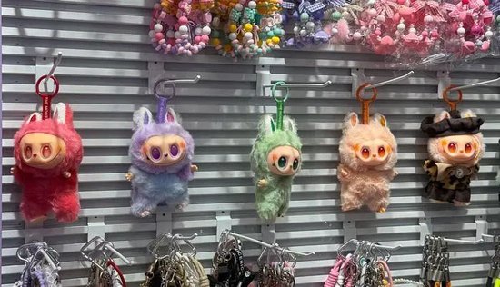 Labubu的假货产业链：秘(💸)密全球发货，工厂谁也不能来看