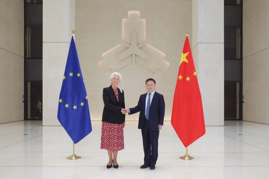 中国人民银(🎒)行行长潘功胜与欧洲中央银行行长拉加德举行中欧央行行长首(💏)次年度会晤